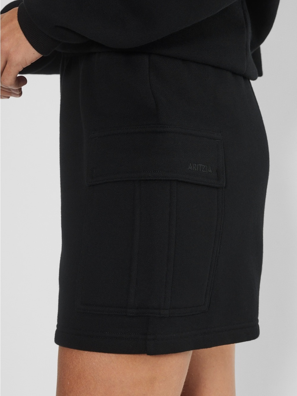 Aritzia Cozy Sweatfleece Black Mega Cargo Mid-Thigh Short (4in inseam)